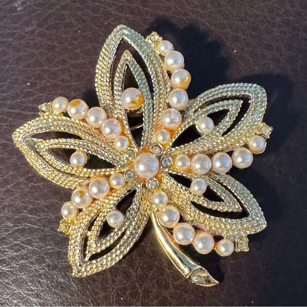 Vintage Gold tone faux Pearl Leaf Brooch
